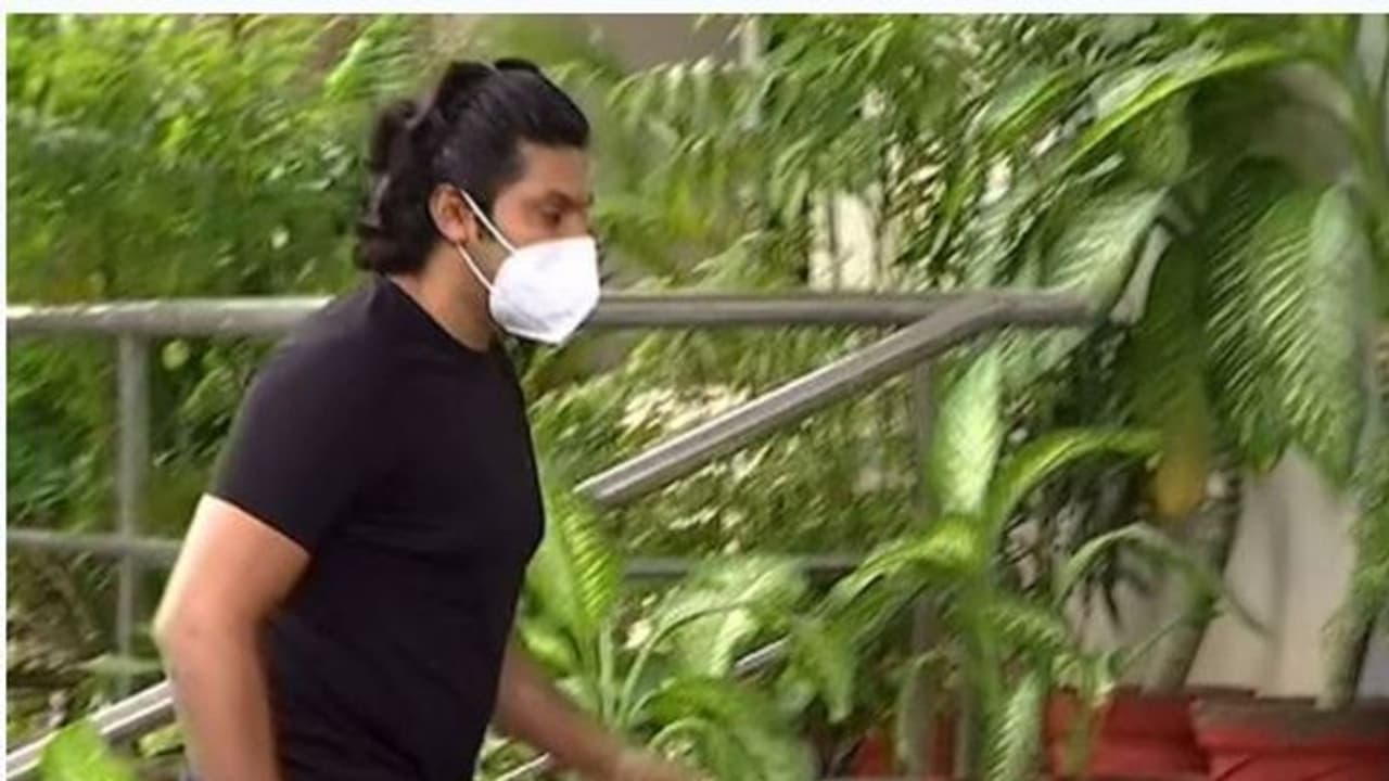 கமிஷனர் ஆபீசுக்கு திடீர் விசிட் அடித்த ஆர்யா... வெளியானது பரபரப்பு காரணம்! கமிஷனர் ஆபீசுக்கு திடீர் விசிட் அடித்த ஆர்யா... வெளியானது பரபரப்பு காரணம்!