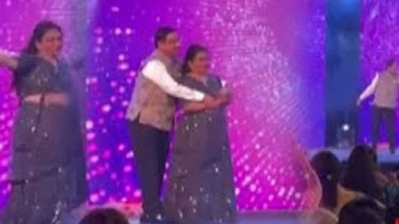 ఎన్నెన్నో జన్మల బంధం : కుమార్తె పెళ్ళిలో స్టెప్పులేసిన కేంద్రమంత్రి.. వైరల్ అయిన వీడియో.. ఎన్నెన్నో జన్మల బంధం : కుమార్తె పెళ్ళిలో స్టెప్పులేసిన కేంద్రమంత్రి.. వైరల్ అయిన వీడియో..