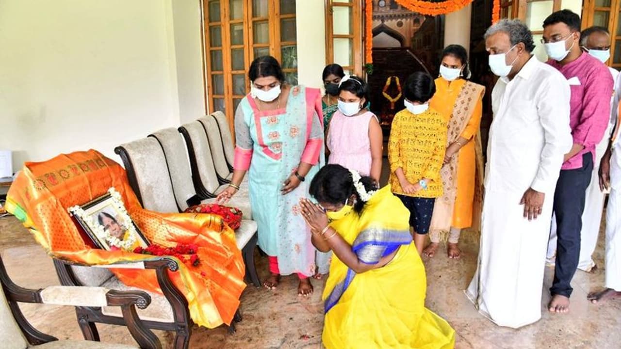 எங்கு திரும்பினாலும் அம்மா என்னை அழைப்பதுபோலவே இருக்கிறது.. 16 ஆம் நாள் சடங்குக்குப்பின் உருகும் தமிழிசை. எங்கு திரும்பினாலும் அம்மா என்னை அழைப்பதுபோலவே இருக்கிறது.. 16 ஆம் நாள் சடங்குக்குப்பின் உருகும் தமிழிசை.