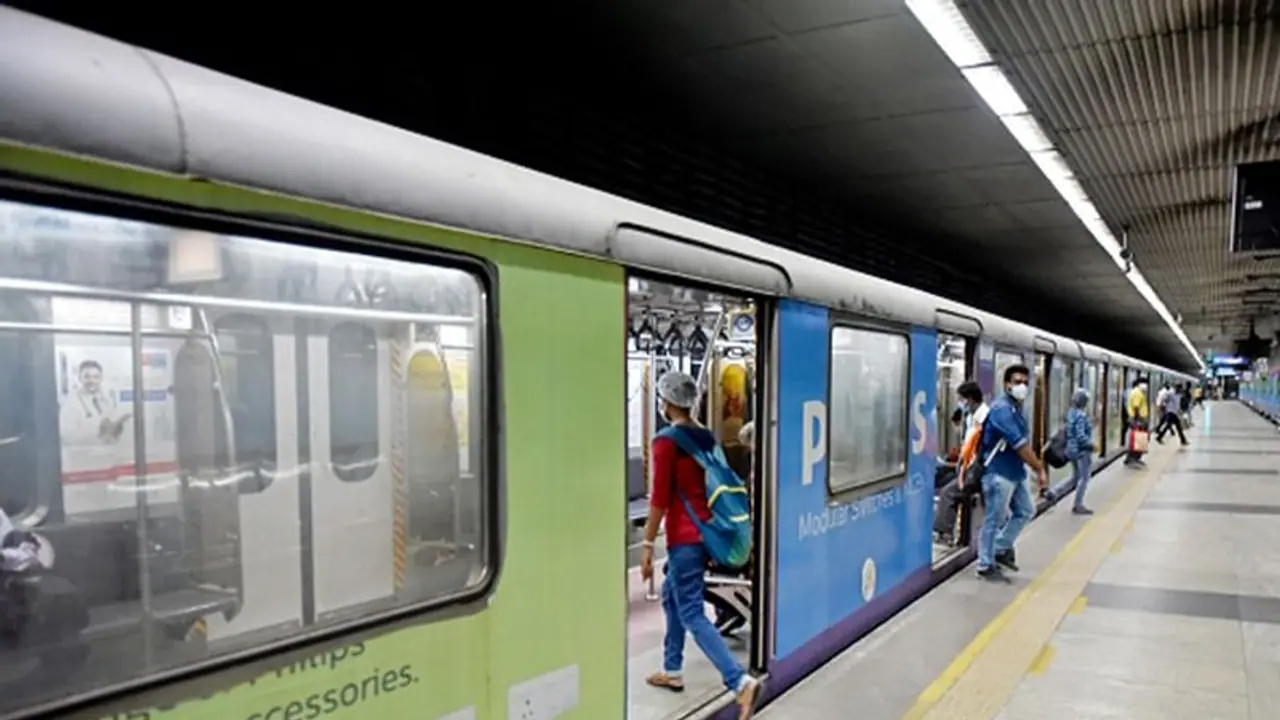 Kolkata Metro: টোকেন ফিরতেই বাড়ছে যাত্রী, রীতিমত টক্কর স্মার্ট কার্ডকে Kolkata Metro: টোকেন ফিরতেই বাড়ছে যাত্রী, রীতিমত টক্কর স্মার্ট কার্ডকে