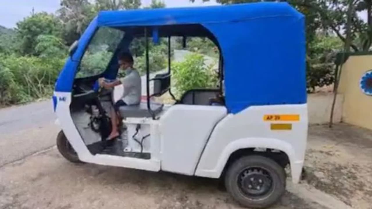 घर पर माता पिता सब हैं, फिर भी 8 साल के बच्चे को चलाना पड़ रहा है ऑटो, ऐसी है दिल दहला देने वाली कहानी घर पर माता पिता सब हैं, फिर भी 8 साल के बच्चे को चलाना पड़ रहा है ऑटो, ऐसी है दिल दहला देने वाली कहानी