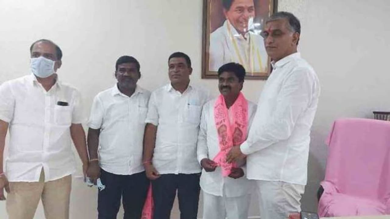 Huzurabad Bypoll: టీఆర్ఎస్ గూటికి కరీంనగర్ జిల్లా ఫిషరీస్ కార్పోరేషన్ మాజీ ఛైర్మన్ Huzurabad Bypoll: టీఆర్ఎస్ గూటికి కరీంనగర్ జిల్లా ఫిషరీస్ కార్పోరేషన్ మాజీ ఛైర్మన్