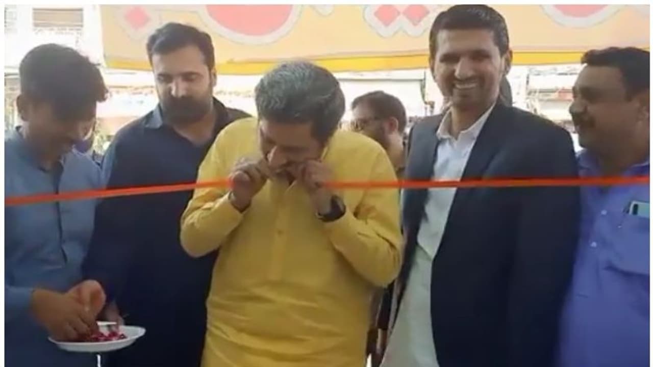 కత్తెరతో కాదు.. షాప్ ఓపెనింగ్ రిబ్బర్ను పంటితో కత్తిరించారు! ఆ మంత్రి వీడియో వైరల్ కత్తెరతో కాదు.. షాప్ ఓపెనింగ్ రిబ్బర్ను పంటితో కత్తిరించారు! ఆ మంత్రి వీడియో వైరల్