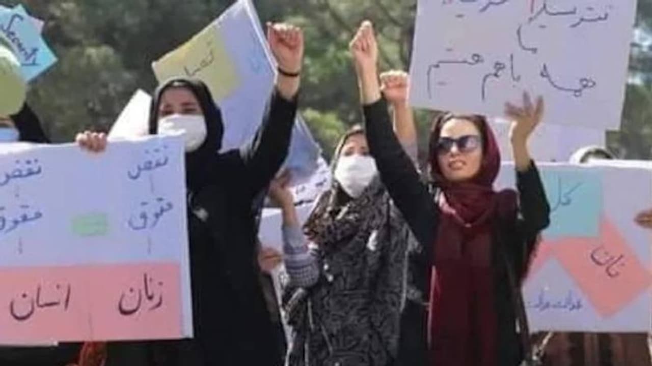 ബുർഖ ധരിക്കാം, നമ്മുടെ പെൺകുട്ടികൾക്ക് വിദ്യാഭ്യാസം വേണം, തൊഴിലെടുക്കാനാവണം, അഫ്​ഗാൻ സ്ത്രീകളുടെ പ്രതിഷേധം