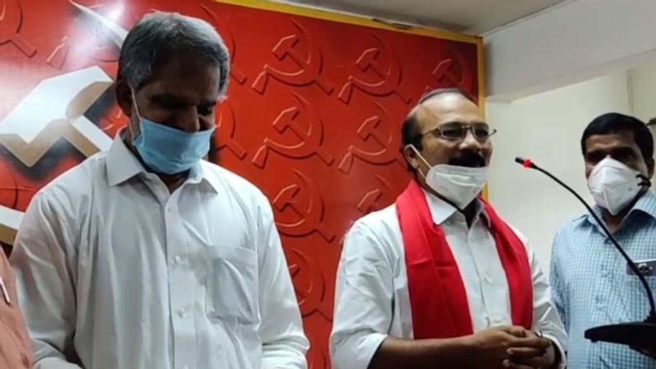 കോൺഗ്രസ് വിട്ട പി.എസ്.പ്രശാന്ത് സിപിഎമ്മിൽ: നാടകീയ പ്രഖ്യാപനം എകെജി സെൻ്ററിൽ കോൺഗ്രസ് വിട്ട പി.എസ്.പ്രശാന്ത് സിപിഎമ്മിൽ: നാടകീയ പ്രഖ്യാപനം എകെജി സെൻ്ററിൽ