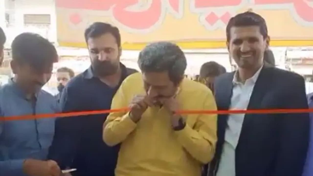 कैंची होने के बावजूद पाकिस्तानी मंत्री ने घटिया तरीके से काटा रिबन, मजाक उड़ा तो बताई पूरी कहानी कैंची होने के बावजूद पाकिस्तानी मंत्री ने घटिया तरीके से काटा रिबन, मजाक उड़ा तो बताई पूरी कहानी