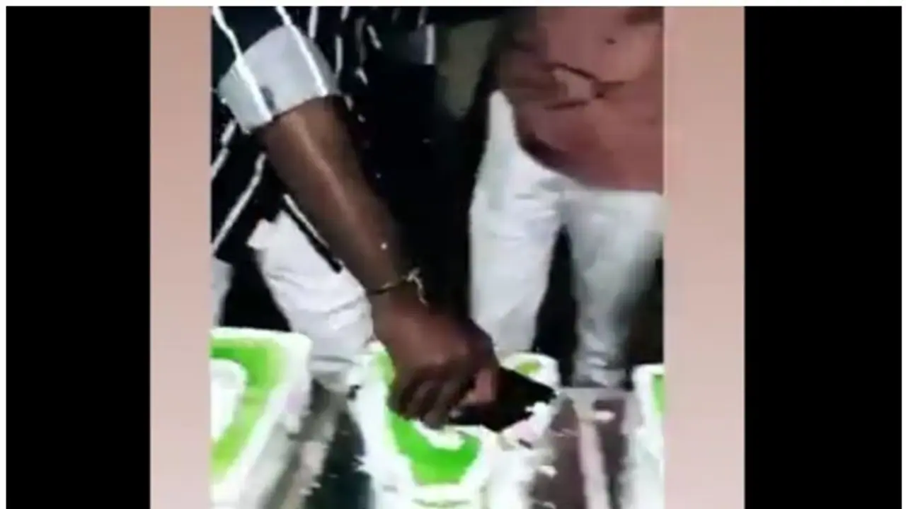 ఐఫోన్తో బర్త్డే కేక్ కటింగ్.. ఎమ్మెల్యే కుమారుడిపై విమర్శలు.. కరోనా వల్ల కత్తివాడలేదని తండ్రి సమర్థింపు ఐఫోన్తో బర్త్డే కేక్ కటింగ్.. ఎమ్మెల్యే కుమారుడిపై విమర్శలు.. కరోనా వల్ల కత్తివాడలేదని తండ్రి సమర్థింపు