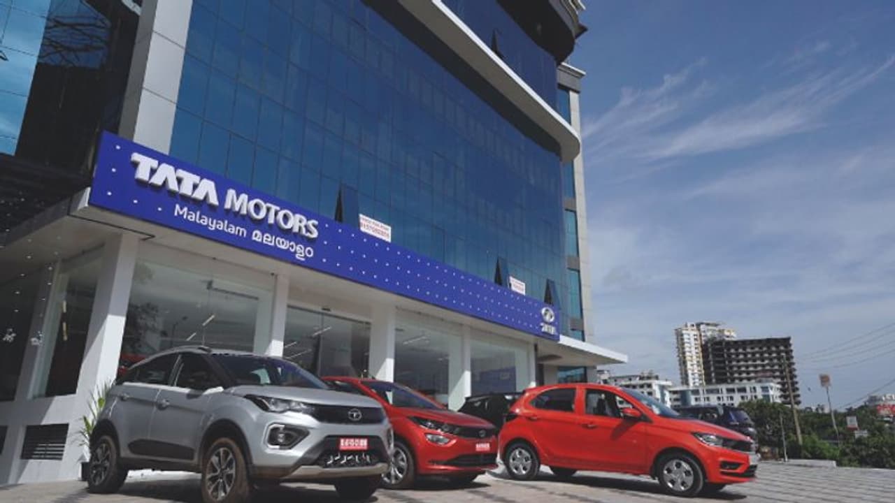 ഒറ്റദിവസം തുറന്നത് 70 ഷോറൂമുകള്; ദക്ഷിണേന്ത്യയെ അമ്പരപ്പിക്കാന് ടാറ്റ ഒറ്റദിവസം തുറന്നത് 70 ഷോറൂമുകള്; ദക്ഷിണേന്ത്യയെ അമ്പരപ്പിക്കാന് ടാറ്റ
