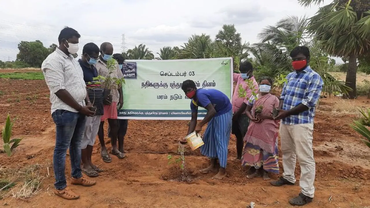 நதிகளுக்கு புத்துயிரூட்டும் திட்டத்தின் அடையாளமாய் 1.23 லட்சம் மரக்கன்றுகளை நடவு செய்த விவசாயிகள் நதிகளுக்கு புத்துயிரூட்டும் திட்டத்தின் அடையாளமாய் 1.23 லட்சம் மரக்கன்றுகளை நடவு செய்த விவசாயிகள்