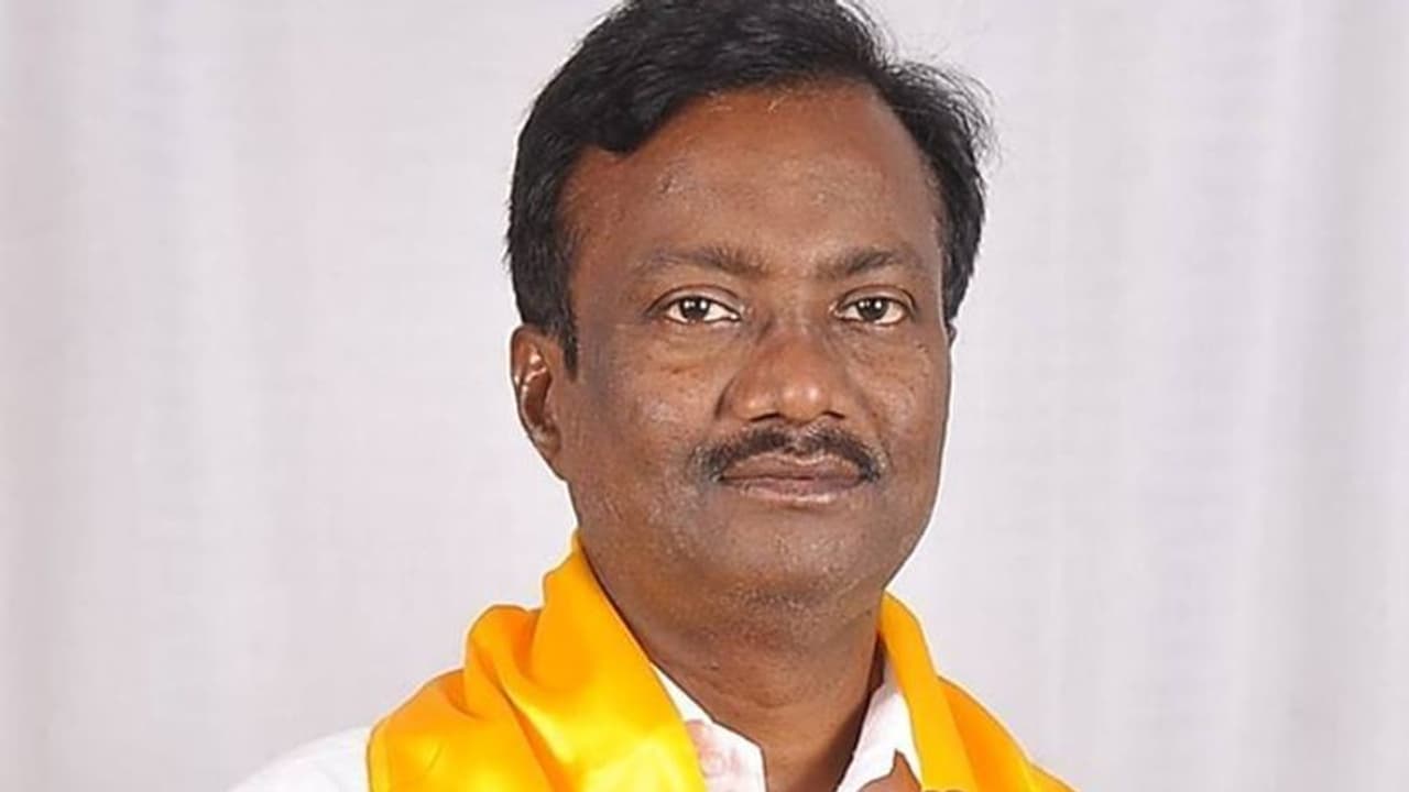 బద్వేల్ ఉపఎన్నిక: టీడీపీ అభ్యర్ధిగా ఓబుళాపురం రాజశేఖర్.. చంద్రబాబు కీలక నిర్ణయం బద్వేల్ ఉపఎన్నిక: టీడీపీ అభ్యర్ధిగా ఓబుళాపురం రాజశేఖర్.. చంద్రబాబు కీలక నిర్ణయం