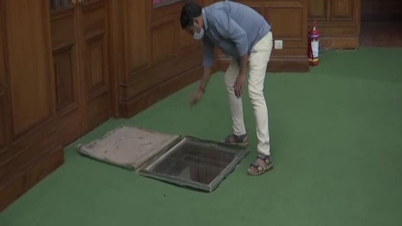 ದೆಹಲಿ ವಿಧಾನಸಭೆಯಿಂದ ಕೆಂಪುಕೋಟೆಗೆ ಸಂಪರ್ಕ; ಬ್ರಿಟೀಷರು ಬಳಸಿದ್ದ ರಹಸ್ಯ ಸುರಂಗ ಪತ್ತೆ! ದೆಹಲಿ ವಿಧಾನಸಭೆಯಿಂದ ಕೆಂಪುಕೋಟೆಗೆ ಸಂಪರ್ಕ; ಬ್ರಿಟೀಷರು ಬಳಸಿದ್ದ ರಹಸ್ಯ ಸುರಂಗ ಪತ್ತೆ!