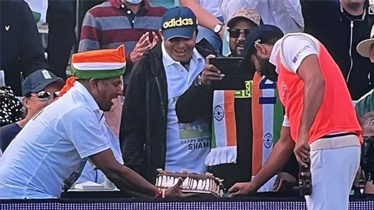 क्रिकेट मैदान पर ही केक काटकर इस खिलाड़ी ने मनाया अपना जन्मदिन, देखें वीडियो