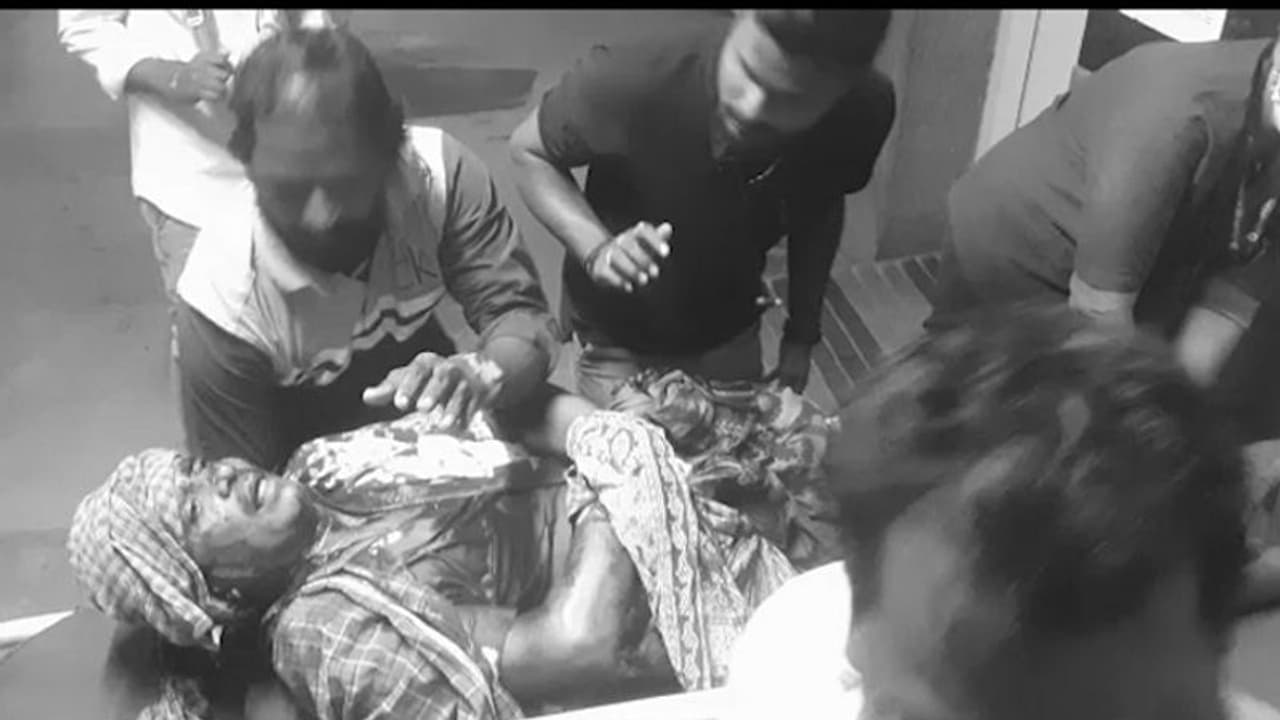 గుడివాడ అమర్నాథ్ ముఖ్య అనుచరుడు, వైసీపీ నేత మల్ల బుల్లి బాబుపై హత్యాయత్నం...(వీడియో) గుడివాడ అమర్నాథ్ ముఖ్య అనుచరుడు, వైసీపీ నేత మల్ల బుల్లి బాబుపై హత్యాయత్నం...(వీడియో)