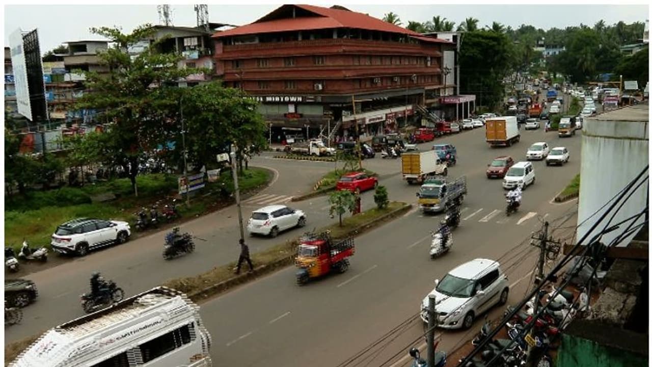 ദേശീയപാത വികസന രൂപരേഖ; വടകരയെ രണ്ടായി മുറിക്കുമെന്ന് ആശങ്ക, ഒന്നരകിലോമീറ്റര് മണ്ണിട്ട് നികത്തി ദേശീയപാത വികസന രൂപരേഖ; വടകരയെ രണ്ടായി മുറിക്കുമെന്ന് ആശങ്ക, ഒന്നരകിലോമീറ്റര് മണ്ണിട്ട് നികത്തി