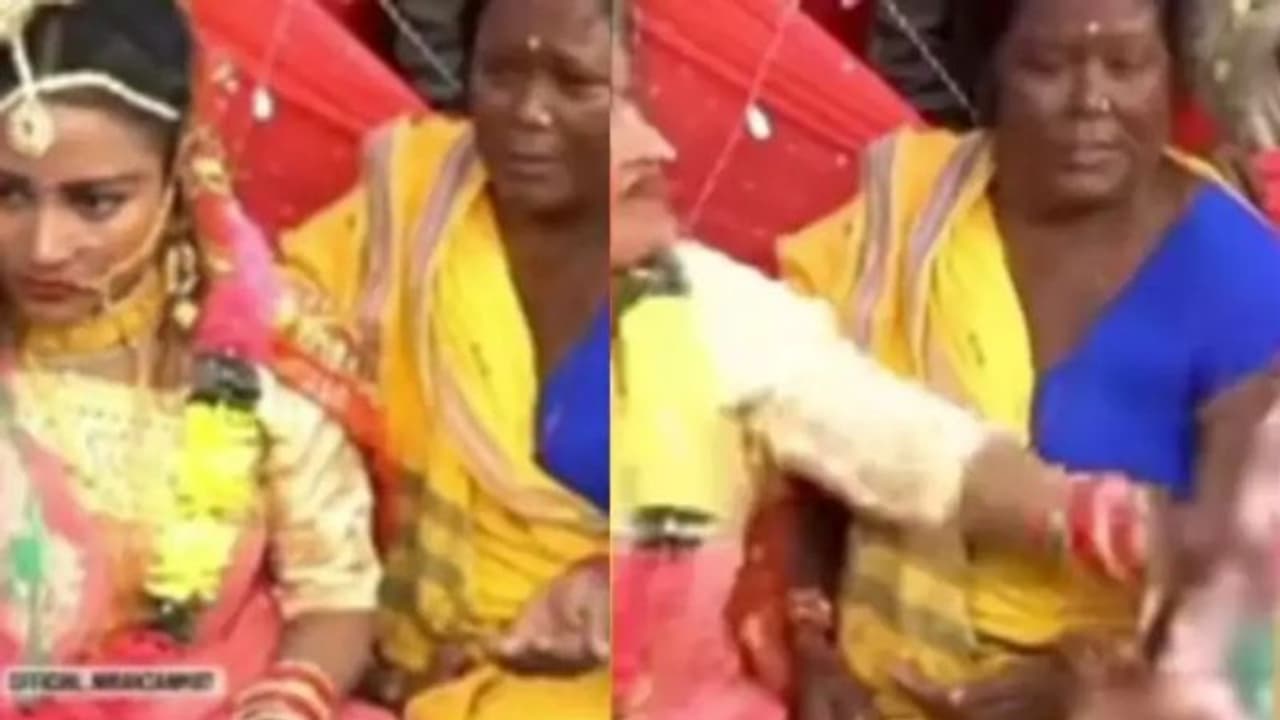 വിവാഹവേദിയിൽ വച്ച് വരനെ അടിച്ച് വധു; കാരണമിതാണ്...