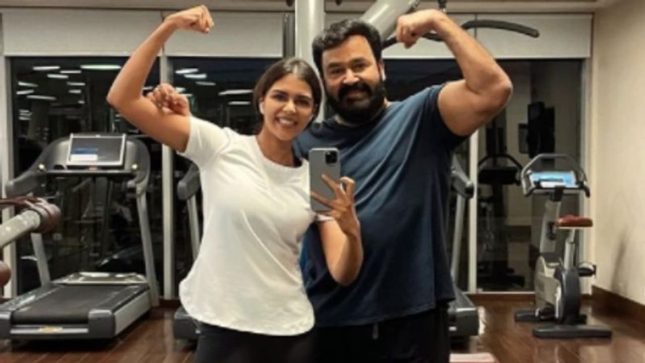 ജിമ്മില് മോഹൻലാലിന് ഒപ്പമുള്ള ഫോട്ടോ പങ്കുവെച്ച് കല്യാണി പ്രിയദര്ശൻ ജിമ്മില് മോഹൻലാലിന് ഒപ്പമുള്ള ഫോട്ടോ പങ്കുവെച്ച് കല്യാണി പ്രിയദര്ശൻ