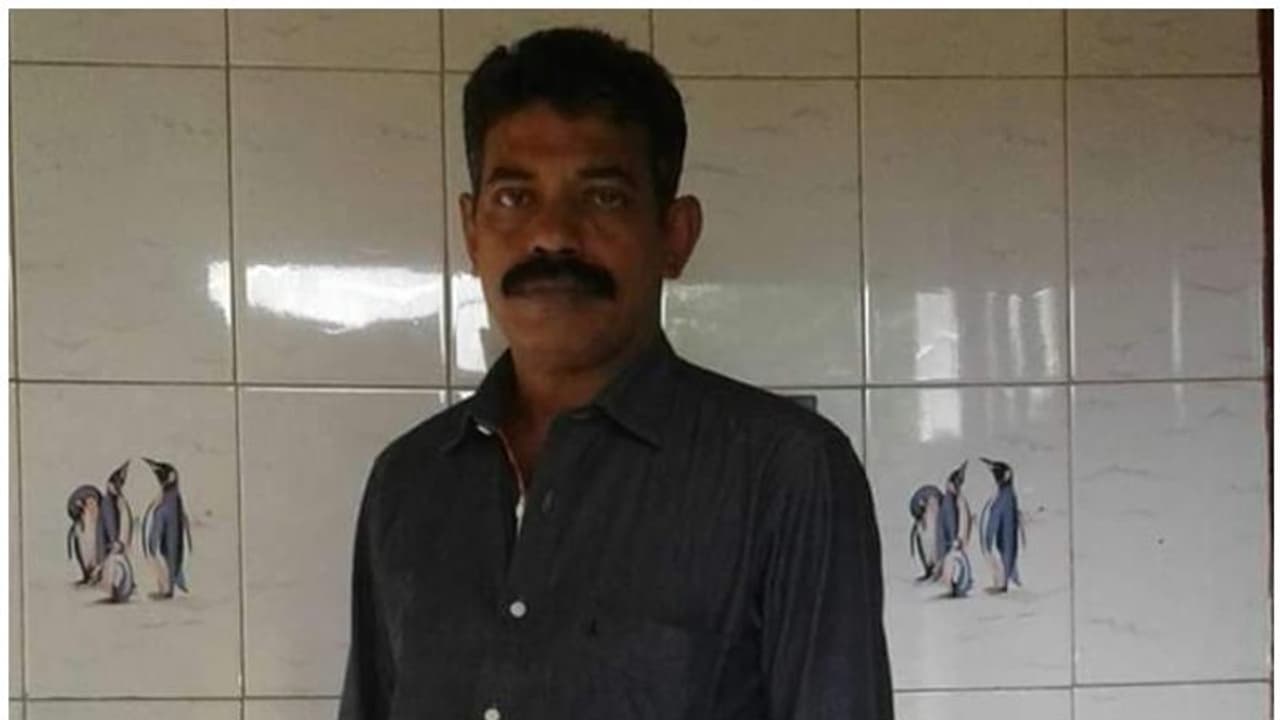 നിയന്ത്രണം വിട്ടെത്തിയ മീൻ ലോറിയിടിച്ചു, വീടിന് മുന്നിൽ വെച്ച് 53 കാരന് ദാരുണാന്ത്യം നിയന്ത്രണം വിട്ടെത്തിയ മീൻ ലോറിയിടിച്ചു, വീടിന് മുന്നിൽ വെച്ച് 53 കാരന് ദാരുണാന്ത്യം