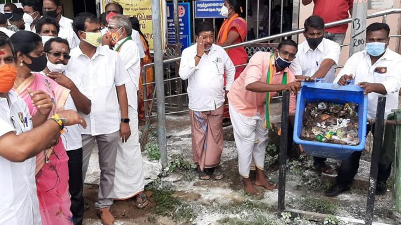 எல்.முருகன் நிகழ்ச்சியில் சேறு சகதி.. மாநகராட்சி அதிகாரிகளை ஏறி அடித்த பாஜகவினர்.. பரபரப்பு. எல்.முருகன் நிகழ்ச்சியில் சேறு சகதி.. மாநகராட்சி அதிகாரிகளை ஏறி அடித்த பாஜகவினர்.. பரபரப்பு.