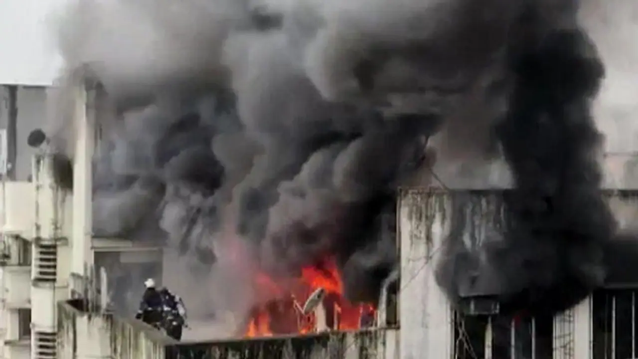 मुंबई के बोरीवली में 7 मंजिला इमारत में लगी भीषण आग, पूरा इलाका धुएं के गुबार से हुआ काला..देखें वीडियो मुंबई के बोरीवली में 7 मंजिला इमारत में लगी भीषण आग, पूरा इलाका धुएं के गुबार से हुआ काला..देखें वीडियो
