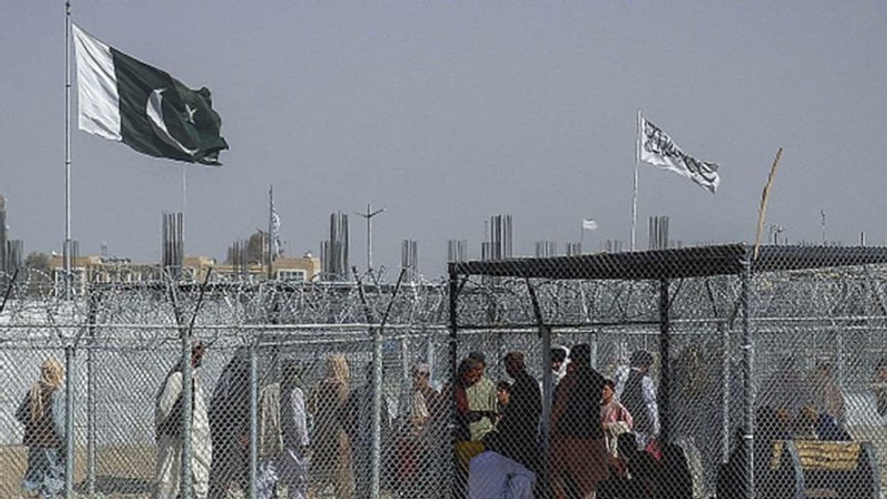 പാക് അഫ്ഗാന് അതിര്ത്തി നഗരത്തില് ചാവേര് ആക്രമണം; നാല് അര്ധസൈനികര് കൊല്ലപ്പെട്ടു പാക് അഫ്ഗാന് അതിര്ത്തി നഗരത്തില് ചാവേര് ആക്രമണം; നാല് അര്ധസൈനികര് കൊല്ലപ്പെട്ടു