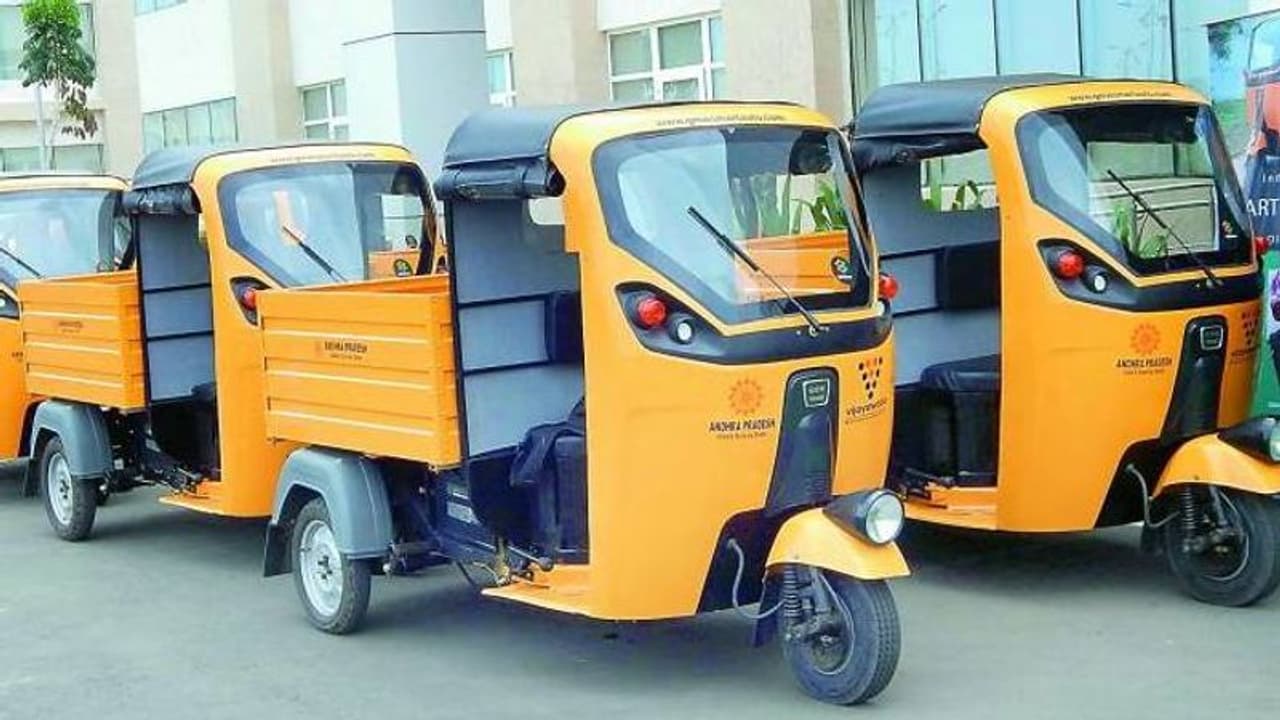 അന്ധരായ മാതാപിതാക്കളെയും സഹോദരന്മാരേയും നോക്കാൻ ഓട്ടോ ഓടിച്ച് എട്ടുവയസുകാരൻ, ആശങ്കയുമായി ജനം അന്ധരായ മാതാപിതാക്കളെയും സഹോദരന്മാരേയും നോക്കാൻ ഓട്ടോ ഓടിച്ച് എട്ടുവയസുകാരൻ, ആശങ്കയുമായി ജനം