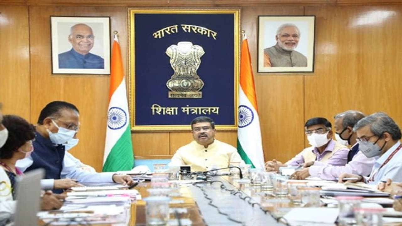 बंपर नौकरी: केंद्रीय विश्वविद्यालयों में 6000 से अधिक वैकेंसी, शिक्षा मंत्री धर्मेंद्र प्रधान ने की घोषणा बंपर नौकरी: केंद्रीय विश्वविद्यालयों में 6000 से अधिक वैकेंसी, शिक्षा मंत्री धर्मेंद्र प्रधान ने की घोषणा