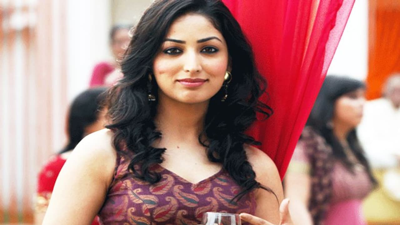 साड़ी पहन फोटो खिंचा रही थी विक्की डोनर की एक्ट्रेस, तभी एक शख्स ने कहा कुछ ऐसा कि भड़क उठी यामी साड़ी पहन फोटो खिंचा रही थी विक्की डोनर की एक्ट्रेस, तभी एक शख्स ने कहा कुछ ऐसा कि भड़क उठी यामी