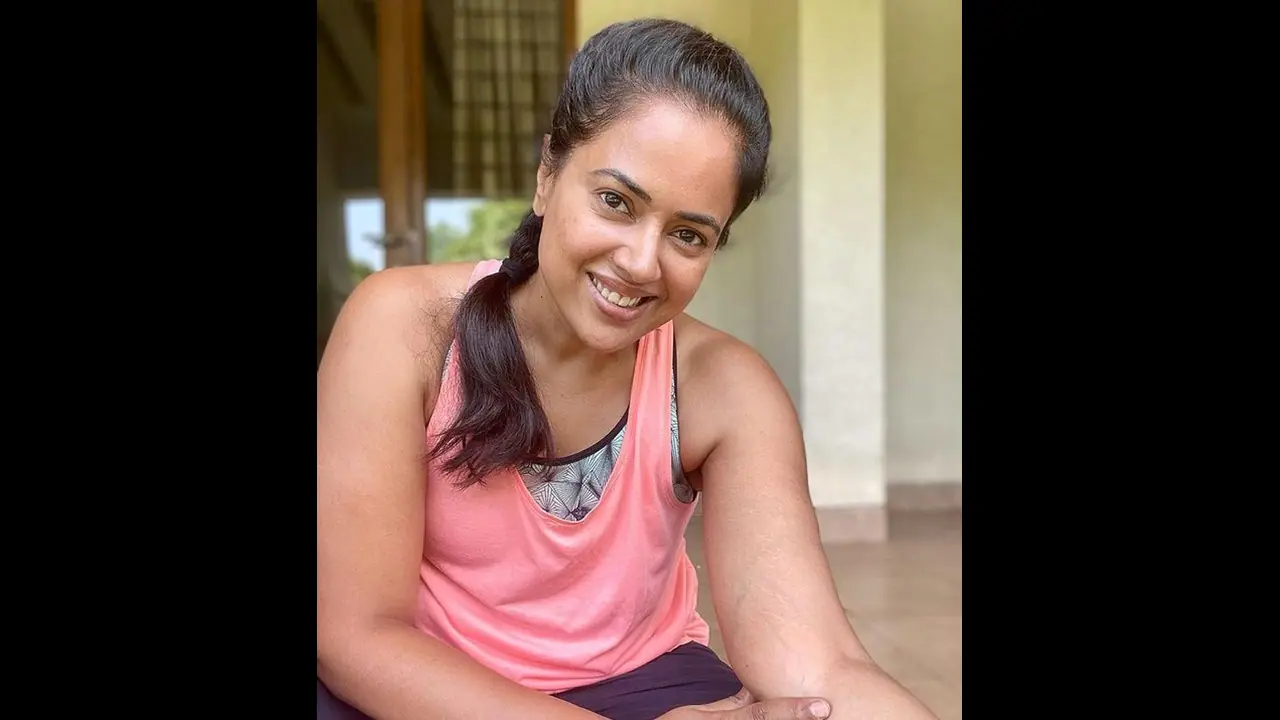 നരച്ച തലമുടി കറുപ്പിക്കാത്തതെന്തെന്ന് അച്ഛൻ; മറുപടി പറഞ്ഞ് സമീറ റെഡ്ഡി നരച്ച തലമുടി കറുപ്പിക്കാത്തതെന്തെന്ന് അച്ഛൻ; മറുപടി പറഞ്ഞ് സമീറ റെഡ്ഡി