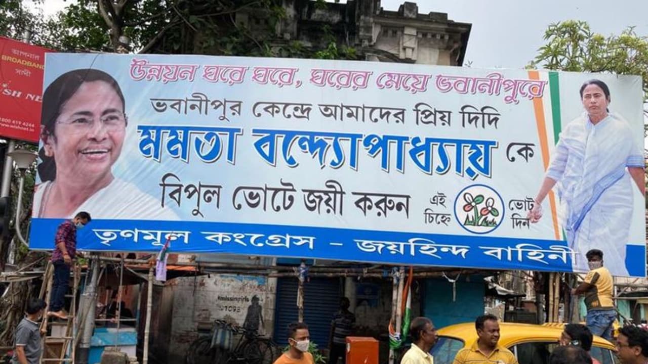 উপনির্বাচনের দিন ঘোষণা হতেই ‘ঘরের মেয়ে’ র জন্য প্রচার শুরু, ফ্লেক্স ব্যানারে ঢাকল ভবানীপুর