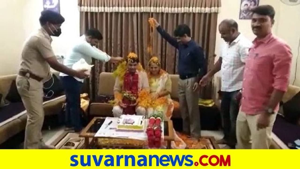 ಬಿಜೆಪಿ ಶಾಸಕ ದಂಪತಿ ಮೇಲೆ ಹೂಮಳೆ ಸುರಿಸಿ ಮೆರೆಸಿದ ಪೊಲೀಸರಿಗೆ ಸಂಕಷ್ಟ ಬಿಜೆಪಿ ಶಾಸಕ ದಂಪತಿ ಮೇಲೆ ಹೂಮಳೆ ಸುರಿಸಿ ಮೆರೆಸಿದ ಪೊಲೀಸರಿಗೆ ಸಂಕಷ್ಟ