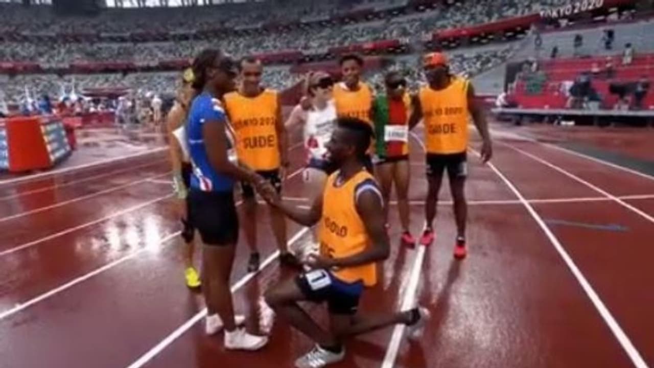 Viral Video মাঝ ট্র্যাকেই প্রেম নিবেদন গাইডের, পদক নয় প্য়ারালিম্পিক্সে জীবনসঙ্গী পেলেন এই দৌড়বিদ