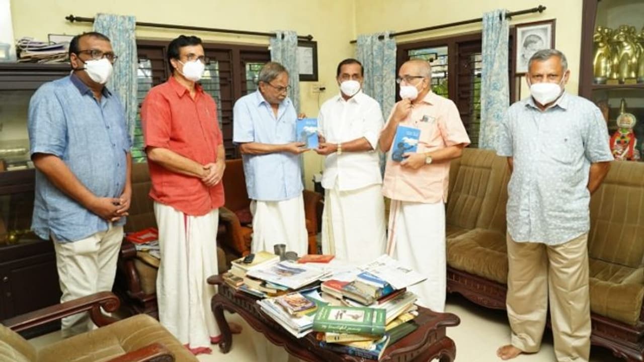 സി രവീന്ദ്രനാഥിന്റെ പുസ്തകം പ്രകാശനം ചെയ്ത് എംടി സി രവീന്ദ്രനാഥിന്റെ പുസ്തകം പ്രകാശനം ചെയ്ത് എംടി