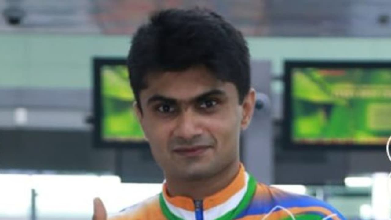 പാരാലിംപിക്സില് ഇന്ത്യക്ക് പതിനെട്ടാം മെഡല്; സുഹാസിന് വെള്ളി പാരാലിംപിക്സില് ഇന്ത്യക്ക് പതിനെട്ടാം മെഡല്; സുഹാസിന് വെള്ളി