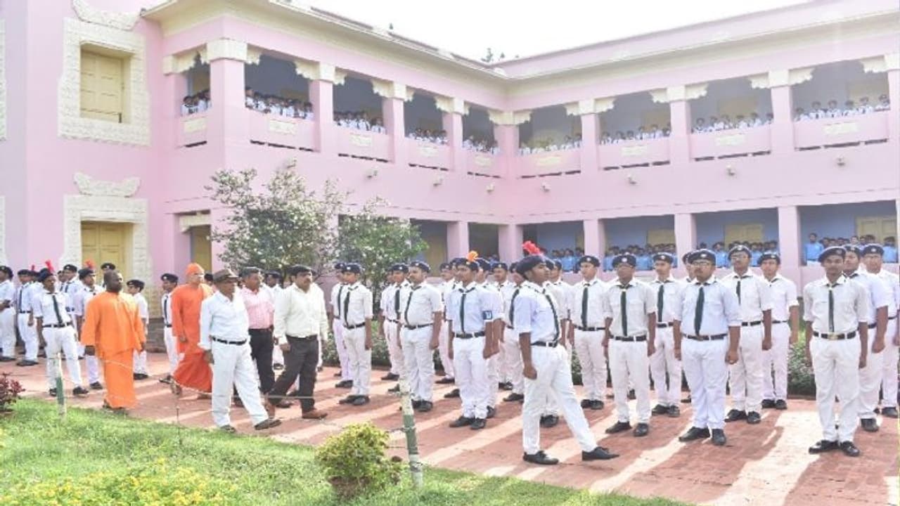 ছাত্র গড়ার এক আদর্শ প্রতিষ্ঠান, শিক্ষক দিবসে পুরুলিয়া রামকৃষ্ণ মিশনের মাথায় উঠল আরও এক নজির ছাত্র গড়ার এক আদর্শ প্রতিষ্ঠান, শিক্ষক দিবসে পুরুলিয়া রামকৃষ্ণ মিশনের মাথায় উঠল আরও এক নজির