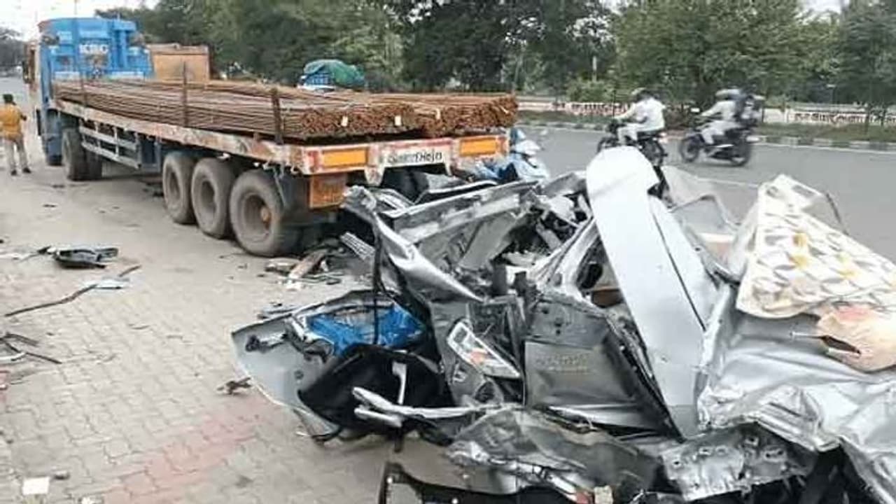 சென்னையில் ஹாலிவுட் பட பாணியில் விபத்து.. 5 கல்லூரி மாணவர்கள் உடல்நசுங்கி துடிதுடித்து உயிரிழப்பு.! சென்னையில் ஹாலிவுட் பட பாணியில் விபத்து.. 5 கல்லூரி மாணவர்கள் உடல்நசுங்கி துடிதுடித்து உயிரிழப்பு.!