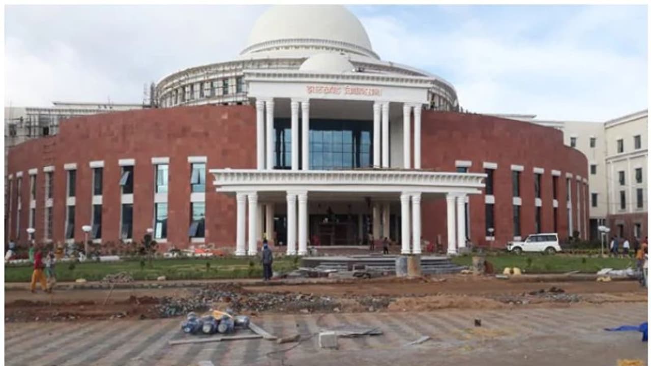 మీకు కోపమొస్తే నన్ను కొట్టండి.. కానీ, దయచేసి..! ఎమ్మెల్యేలకు స్పీకర్ అభ్యర్థనలు మీకు కోపమొస్తే నన్ను కొట్టండి.. కానీ, దయచేసి..! ఎమ్మెల్యేలకు స్పీకర్ అభ్యర్థనలు