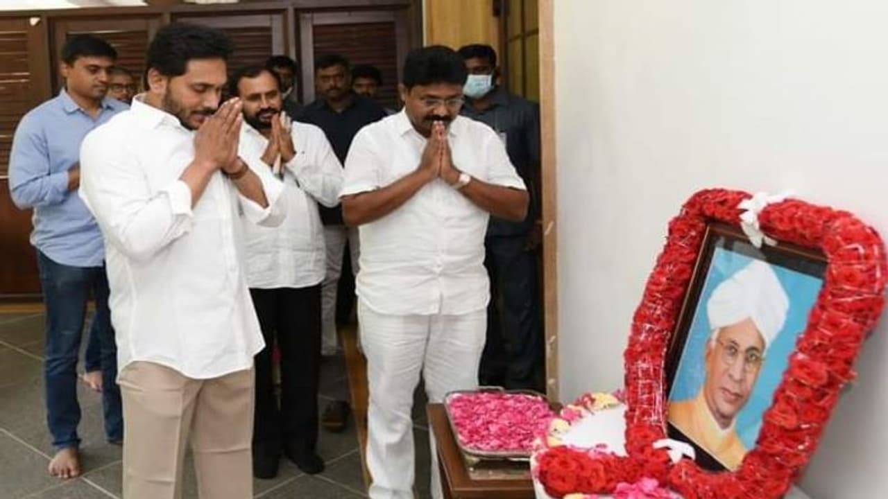 చదువే తరగని ఆస్తి, గురువే రూపశిల్పి..: టీచర్స్ డే సందర్భంగా సీఎం జగన్ (వీడియో) చదువే తరగని ఆస్తి, గురువే రూపశిల్పి..: టీచర్స్ డే సందర్భంగా సీఎం జగన్ (వీడియో)