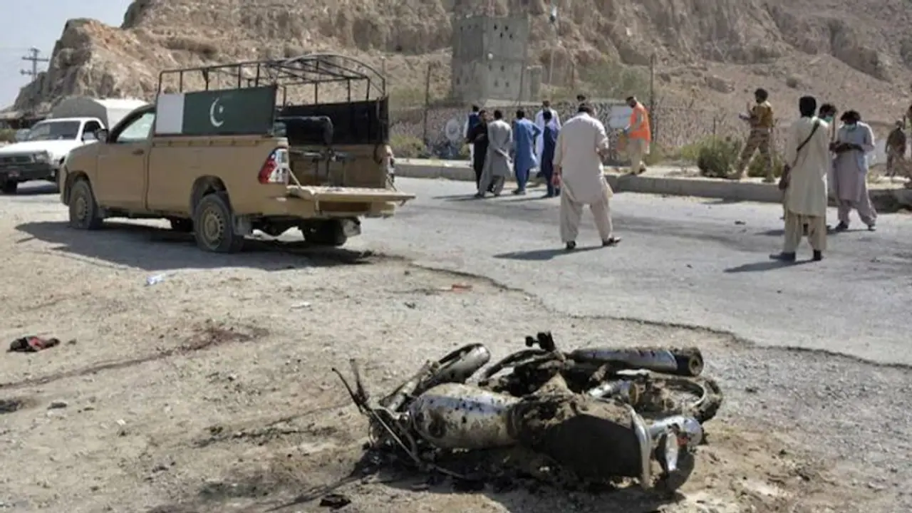 Pakistan suicide blast: 4 killed, 20 injured as Tehreek e Taliban Pakistan suicide bomber blows himself up