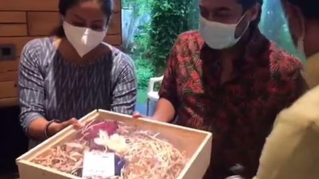 'சூரரை போற்று' படத்திற்காக பார்சலில் வந்த விருது..!! பரவசம் அடைந்த சூர்யா ஜோதிகா!! கொண்டாட்ட வீடியோ இதோ... 'சூரரை போற்று' படத்திற்காக பார்சலில் வந்த விருது..!! பரவசம் அடைந்த சூர்யா ஜோதிகா!! கொண்டாட்ட வீடியோ இதோ...