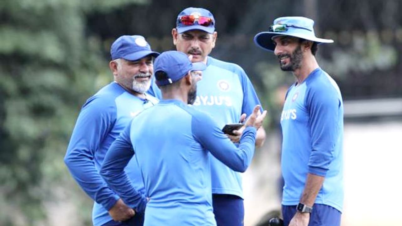 #ENGvsIND இந்திய அணியின் தலைமை பயிற்சியாளர் ரவி சாஸ்திரி உட்பட 4 பேருக்கு கொரோனா பாசிட்டிவ்..!