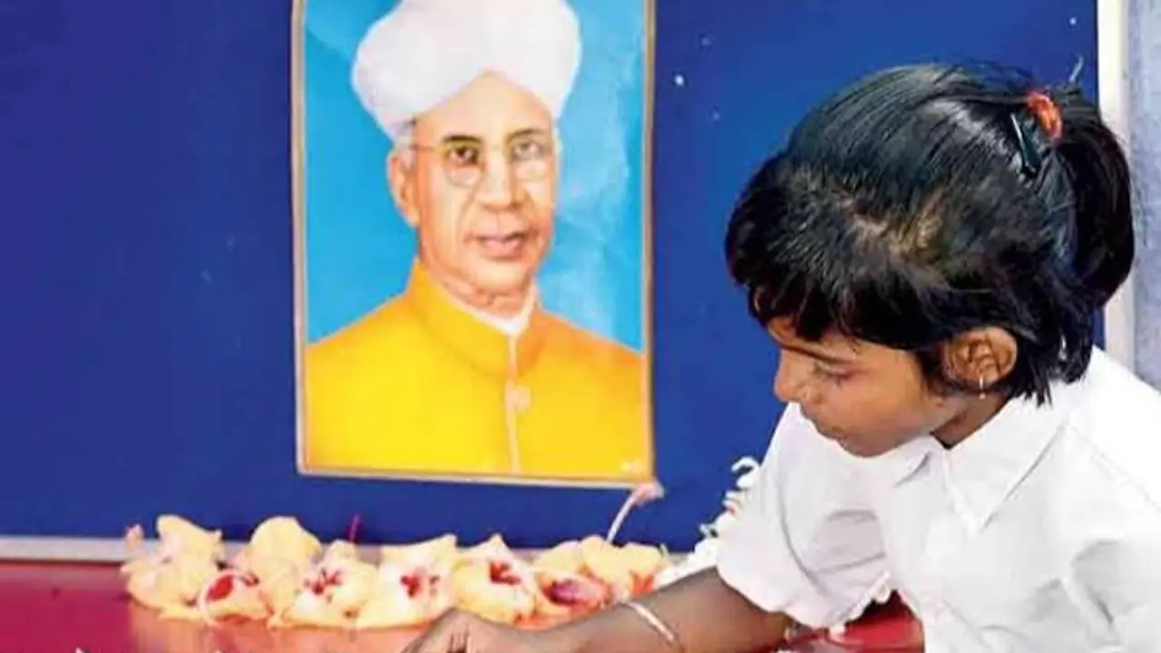 শিক্ষক দিবসে বিশেষ পদক্ষেপ, শিক্ষা সামগ্রীর সঙ্গে শিশুদের দেওয়া হল পুষ্টিকর খাবার