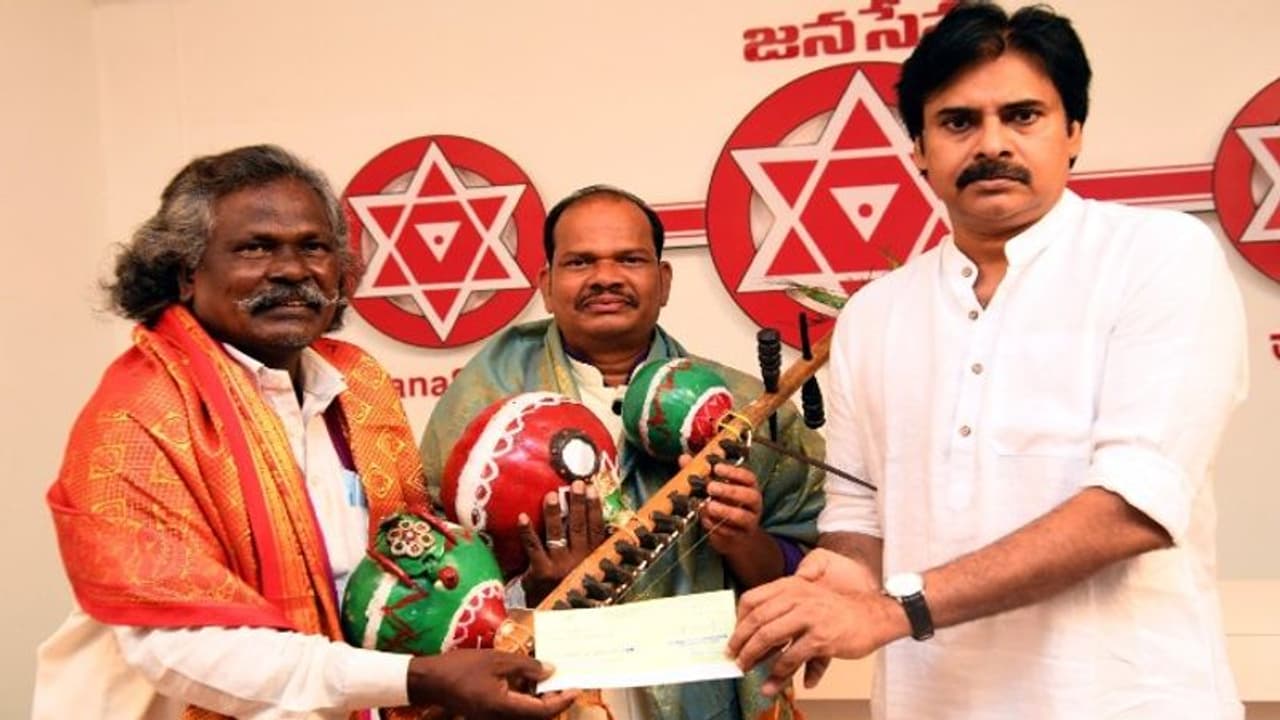 కిన్నెర కళాకారులు దర్శనం మొగులయ్యకి చెక్కుని అందజేసిన పవన్ కిన్నెర కళాకారులు దర్శనం మొగులయ్యకి చెక్కుని అందజేసిన పవన్