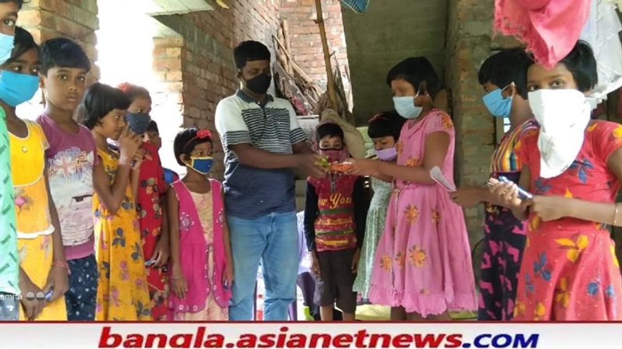 'বাড়িতে বসে বেতন নিতে আমার খুব অস্বস্তি', প্রধান শিক্ষকের 'দুয়ারে পাঠশালা'য় চির কৃতজ্ঞ সবাই 'বাড়িতে বসে বেতন নিতে আমার খুব অস্বস্তি', প্রধান শিক্ষকের 'দুয়ারে পাঠশালা'য় চির কৃতজ্ঞ সবাই