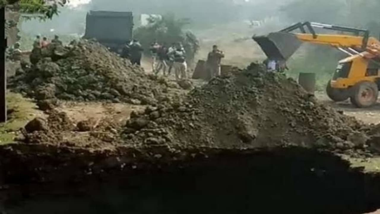 মুর্শিদাবাদের জাতীয় সড়কের অ্যাপ্রোচ রোডে ভয়াবহ ধস, বন্ধ যান চলাচল মুর্শিদাবাদের জাতীয় সড়কের অ্যাপ্রোচ রোডে ভয়াবহ ধস, বন্ধ যান চলাচল