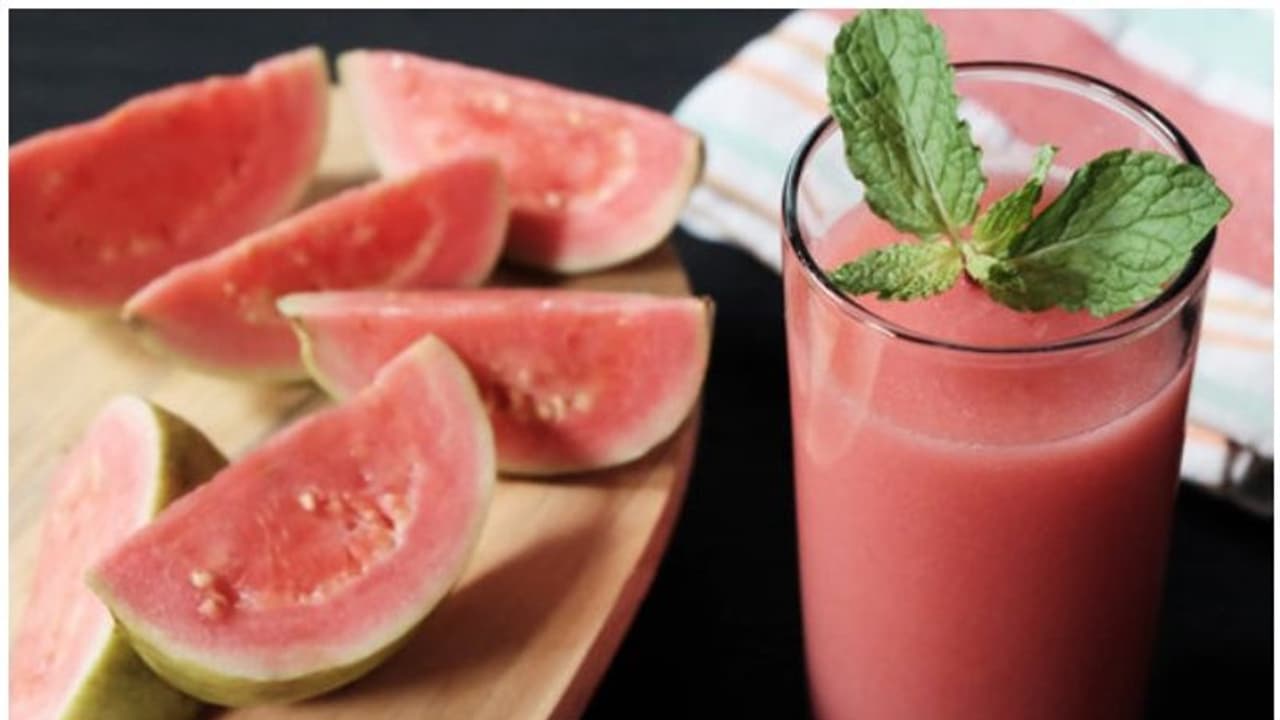 പേരയ്ക്ക കൊണ്ട് അടിപൊളി സ്മൂത്തി തയ്യാറാക്കിയാലോ...?