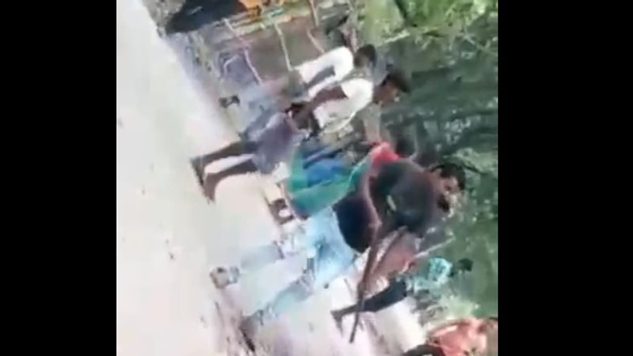 Viral Video: আফগানিস্তান নয়, এলাকা দখল করতে এই রাজ্যে দিনের বেলায় চলছে গুলি Viral Video: আফগানিস্তান নয়, এলাকা দখল করতে এই রাজ্যে দিনের বেলায় চলছে গুলি