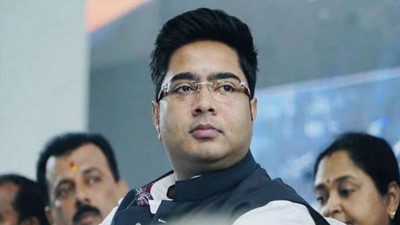 मनी लॉन्ड्रिंग: ममता के भतीजे और TMC सांसद अभिषेक की आज ED के सामने पेशी, Corona के बहाने बच गई बहू मनी लॉन्ड्रिंग: ममता के भतीजे और TMC सांसद अभिषेक की आज ED के सामने पेशी, Corona के बहाने बच गई बहू