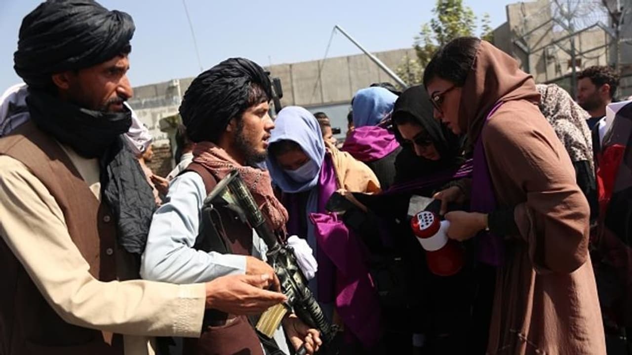 గర్భిణీ ని కుటుంబసభ్యుల ముందే కాల్చి చంపిన తాలిబాన్లు..! గర్భిణీ ని కుటుంబసభ్యుల ముందే కాల్చి చంపిన తాలిబాన్లు..!