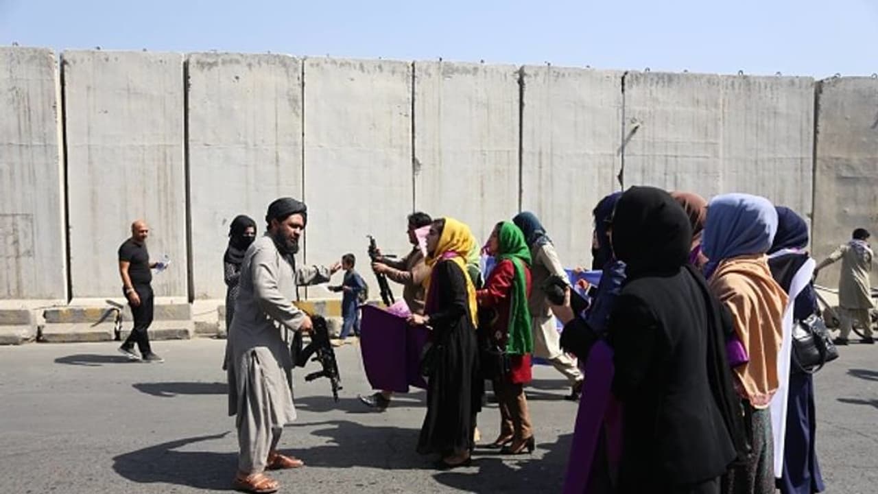 பெண்களை கொன்று குவித்து அட்டூழியம்... தலிபான்களால் எல்லாம் போச்சு... கதறும் ஆப்கானிஸ்தான்..! பெண்களை கொன்று குவித்து அட்டூழியம்... தலிபான்களால் எல்லாம் போச்சு... கதறும் ஆப்கானிஸ்தான்..!