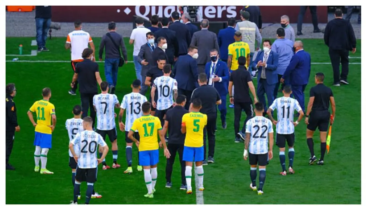 ಪಂದ್ಯದ ನಡುವೆ ಆಟಗಾರರ ವಶಕ್ಕೆ ಪಡೆದ ಅಧಿಕಾರಿಗಳು..! ಪಂದ್ಯದ ನಡುವೆ ಆಟಗಾರರ ವಶಕ್ಕೆ ಪಡೆದ ಅಧಿಕಾರಿಗಳು..!